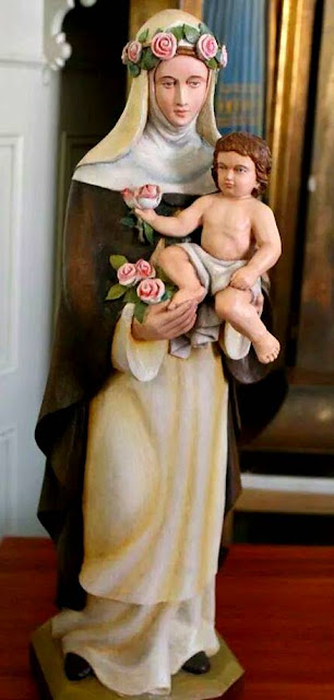 Santa Rosa de Lima Escultura de Santa Rosa de Lima cargando al niño Jesús en brazos