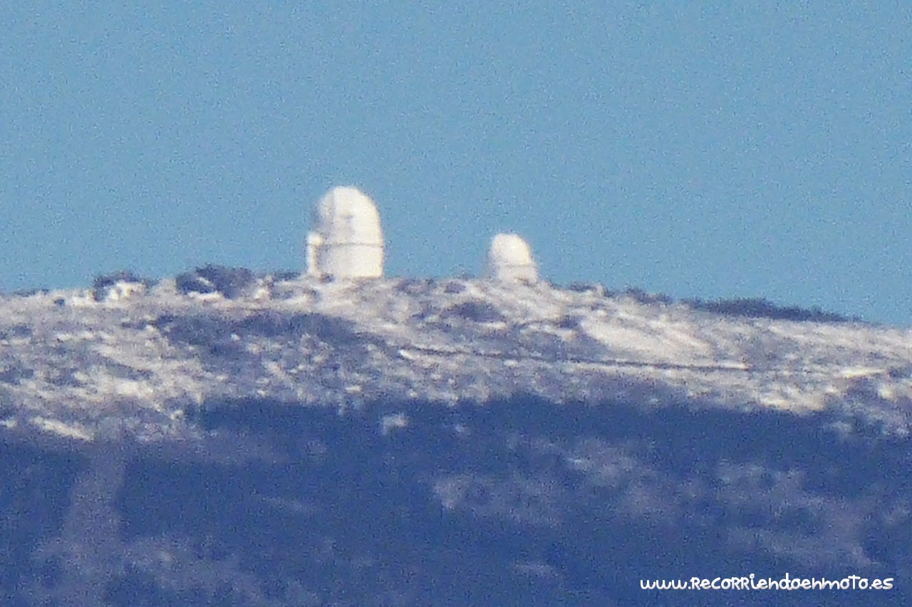 Observatorio de Calar Alto en la distancia