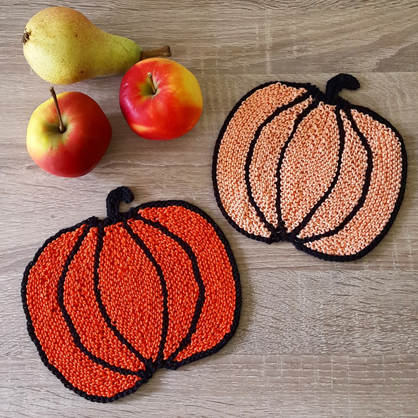Fall pumpkin knit potholder pattern in DK weight cotton yarn