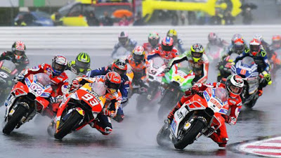 Pembalap MotoGP di lintasan basah