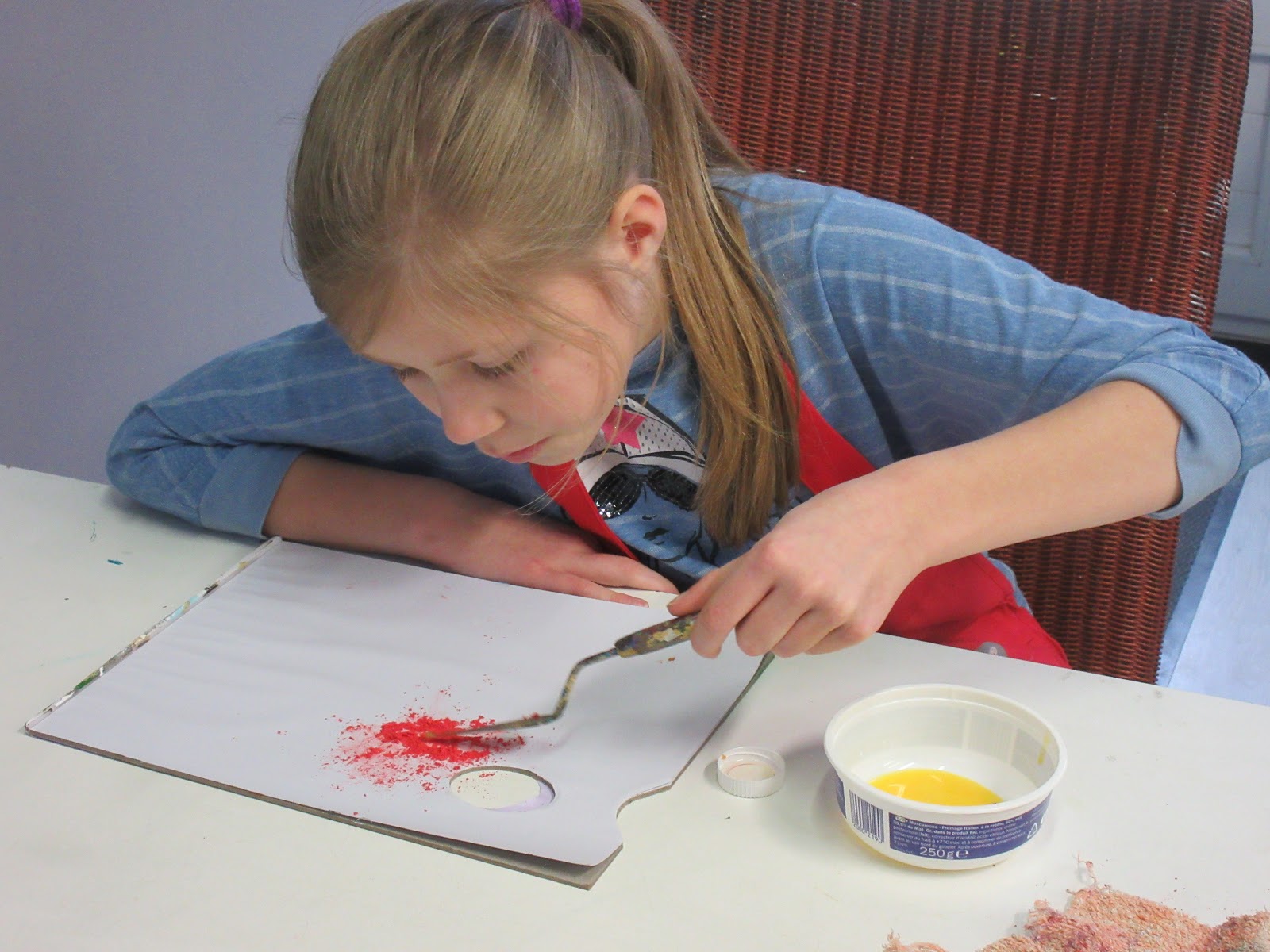 Atelier Evelien Weijmer Zelf verf maken op het kinderatelier