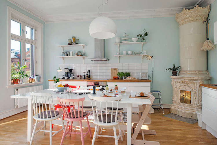 cocina con pared azul pastel y sillas de colores 100 metros de luz, colores pastel y golpes de Neón