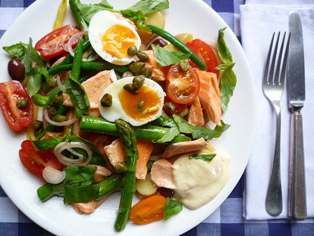 3 hungry tummies: Salad Niçoise With Poached Salmon