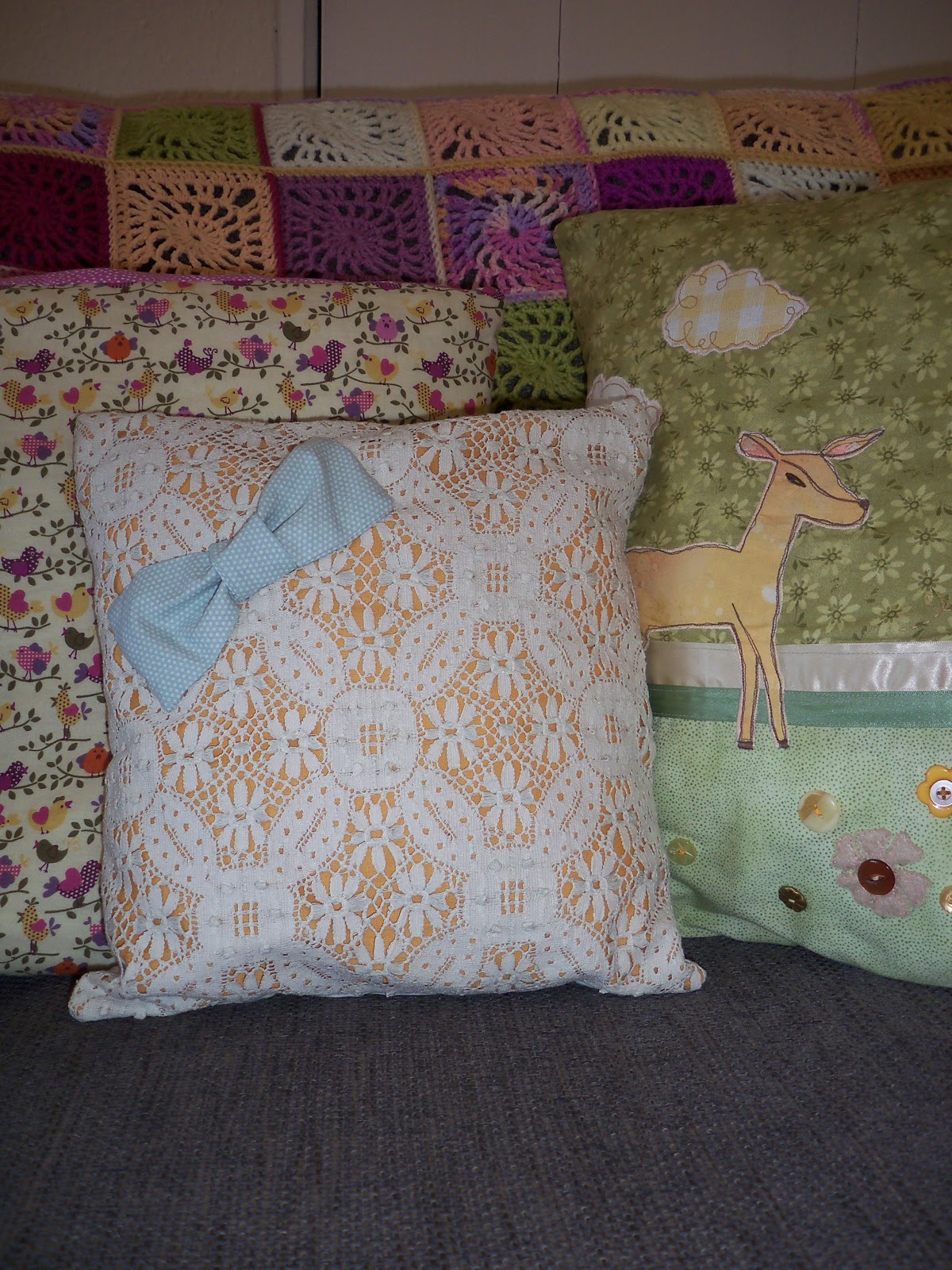 PearlyPea Lace and bow upcycled cushion tutorial