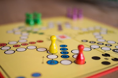 Juego de mesa con tablero y fichas