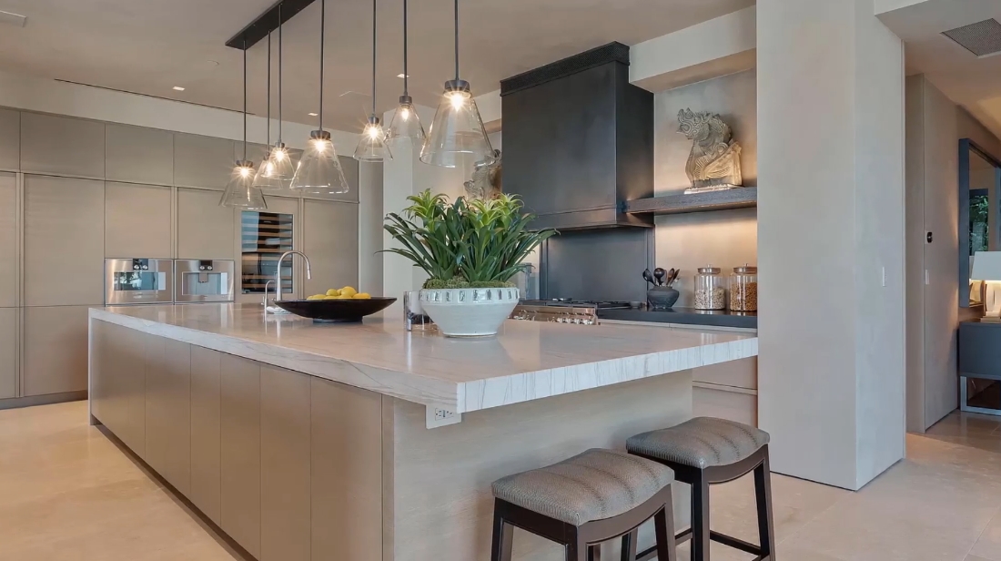 31 Interior Design Photos vs. 1616 Blue Jay Way, Los Angeles Luxury Home Tour