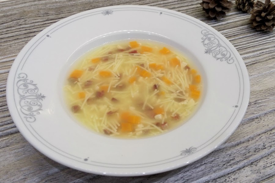Sopa de pollo y jamón