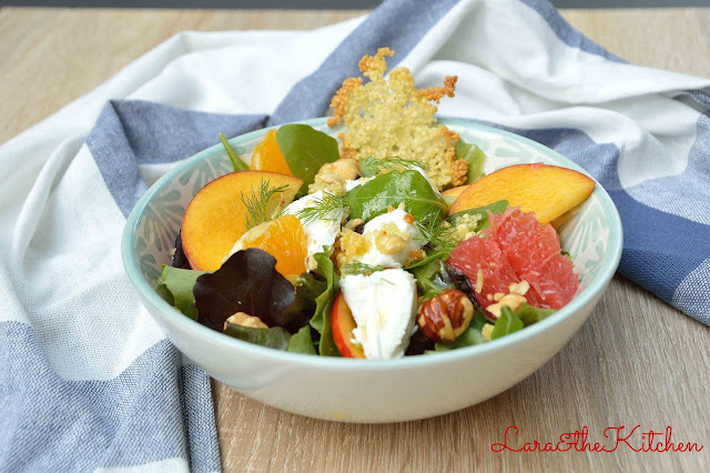 insalata frutta e robiola con cous cous croccante