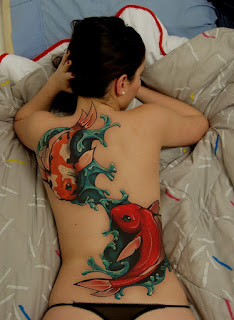 los mejores tatuajes del pez koi para mujeres