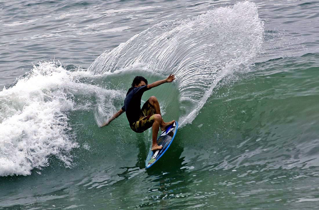 Educación Física y Cultura Física SKIMBOARDING A MEDIO CAMINO ENTRE EL SKATEBOARD Y EL SURF