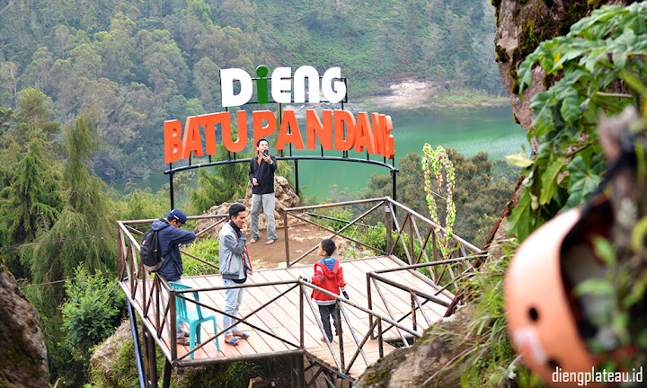 batu pandang ratapan angin, cara pandang bird eye view ke telaga warna dan telaga pengilon dieng plateau dan paket wisata dieng wonosobo