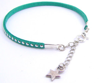 Bracelet simili cuir avec clous ronds + chaîne de réglage argent et breloque Bracelet simili cuir avec chaîne de réglage argent et breloque