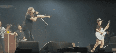 Foo Fighters tocando junto a un fan de 10 años ‘Enter Sandman’ de Metallica.