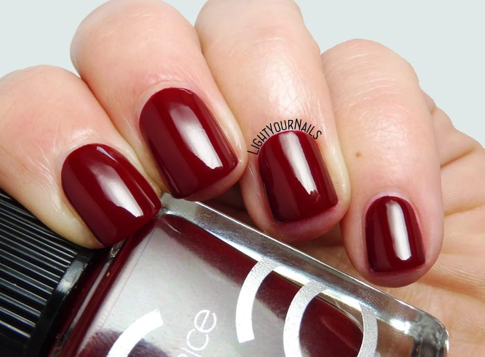 Smalto rosso Catrice ICONails 03 Caught On The Red Carpet red nail polish