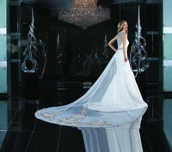 Image 2: Style and Glamor in the Wedding Day