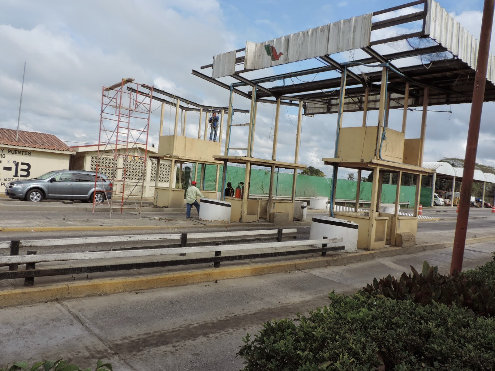 VaXtuxpan. Periodismo Virtual. Inicia proceso demolición de la antigua caseta de cobro