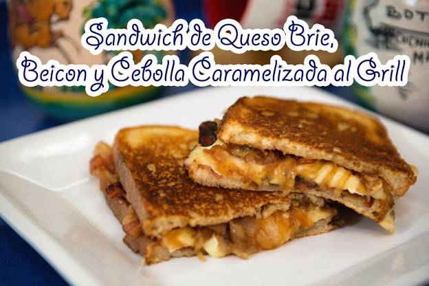 Sándwich de queso brie, beicon y cebolla caramelizada Sándwich de queso brie, beicon y cebolla caramelizada