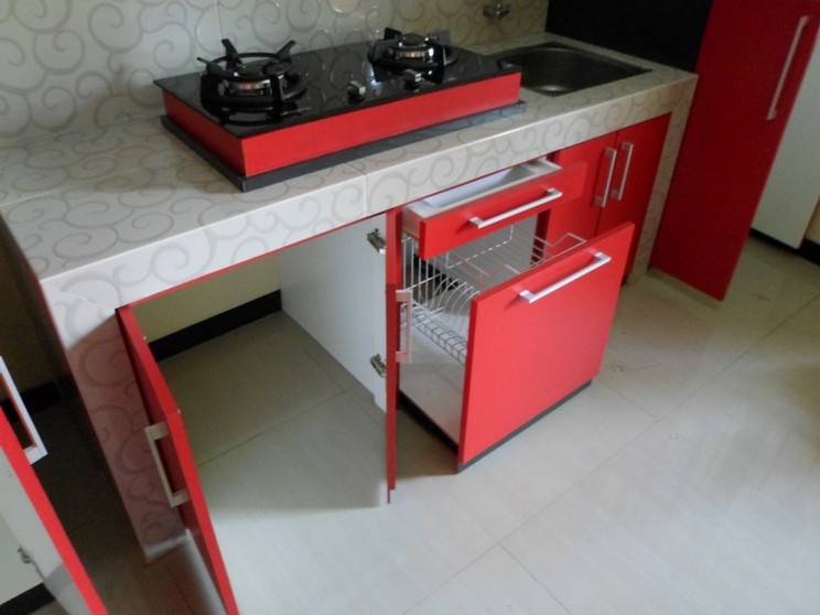 Kitchen Set Lurus Tema Warna Merah dengan Pintu Hidrolis 