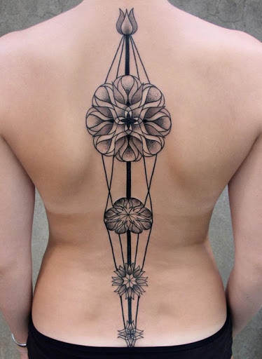 Mandala tatuagens são muito populares por volta especialmente a coluna vertebral tatuagens. Parece que há o alinhamento das estrelas e o destino está apenas esperando para desdobrar-se.