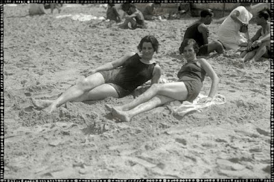 foto antigua de dos mujeres en playa de san sebastian
