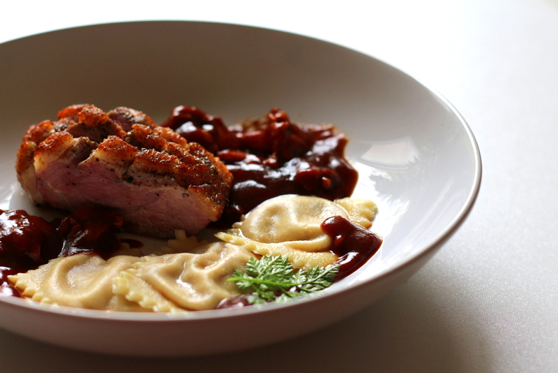 Glasierte Barbarie-Entenbrust, Ravioli gefüllt mit frischen Feigen und Ziegenkäse, Pfifferlinge in Entensauce mit Wild-demi glace | Arthurs Tochter Kocht by Astrid Paul Glasierte Barbarie-Entenbrust, Ravioli gefüllt mit frischen Feigen und Ziegenkäse, Pfifferlinge in Entensauce mit Wild-demi glace | Arthurs Tochter Kocht by Astrid Paul