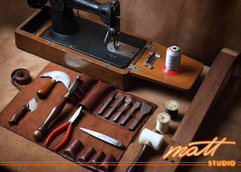 Matt Studio擁有二十餘年的專業製包經驗， 我們深知「工欲善其事，必先利其器」的重要性， 學員若想學到業界最尖端的技術，齊全的設備是最基本的要求， 連縫線、縫針也要精挑細選， 說這裡是全台最專業的皮包教室並不為過。Matt Studio是Matt老師創辦的專業皮包設計教室，提供真皮皮件手縫及車縫(機縫)教學、皮包打版、客製化商品、製包相關企業顧問等服務。