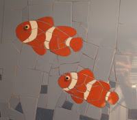 thème de la mer pour cette création et ces poissons clowns réalisés par une mosaïste d'art