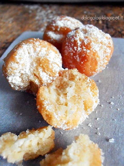 Dolci golosità: castagnole alle mandorle