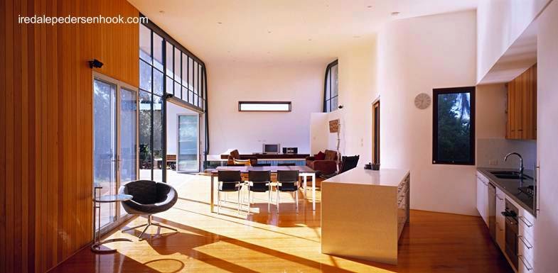 Así se ve la extensión al pasar desde el bungalow al nuevo y moderno espacio Vista del interior de la ampliación moderna desde el paso a la casa original