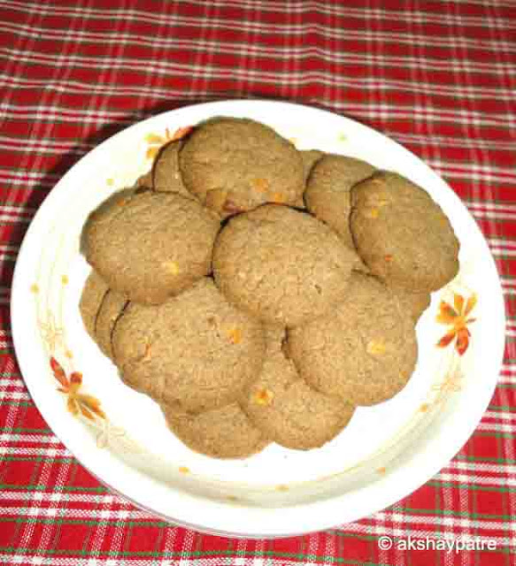 Jowar raagi badam cookies in a serving plate