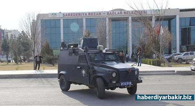 DBP'li Diyarbakır Bağlar Belediyesine baskın DİYARBAKIR-Diyarbakır merkezde İçişleri Bakanlığı tarafından görevlendirme yapılmayan tek belediye olan DBP’li Bağlar Belediyesine polis tarafından baskın yapıldı.