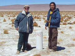 Con mi ex alumno Cristian Riffo en el Salar del Huasco.  Hito de exploración de aguas subterráneas.