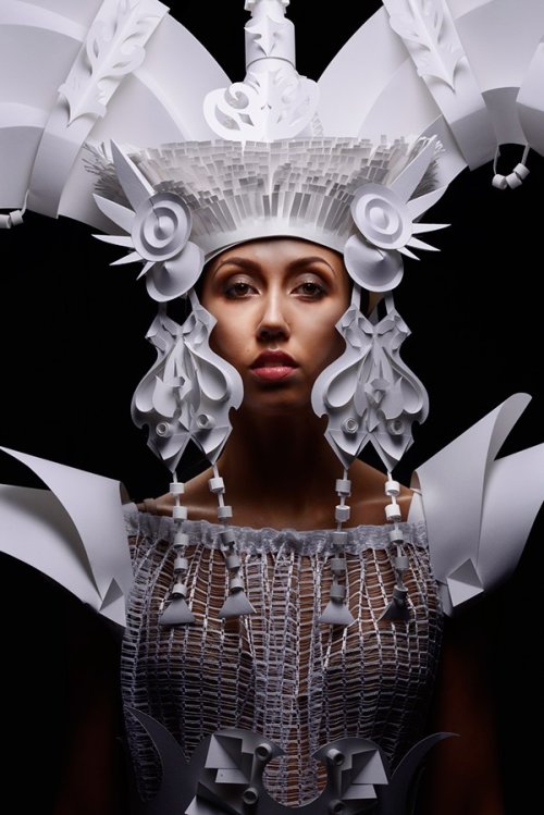 Os trajes e figurinos fashion de papel inspiradas em culturas distantes de Asya Kozina e Dmitriy Kozin Asya Kozina Dmitriy Kozin esculturas de papel roupas figurinos trajes culturas exóticas fashion