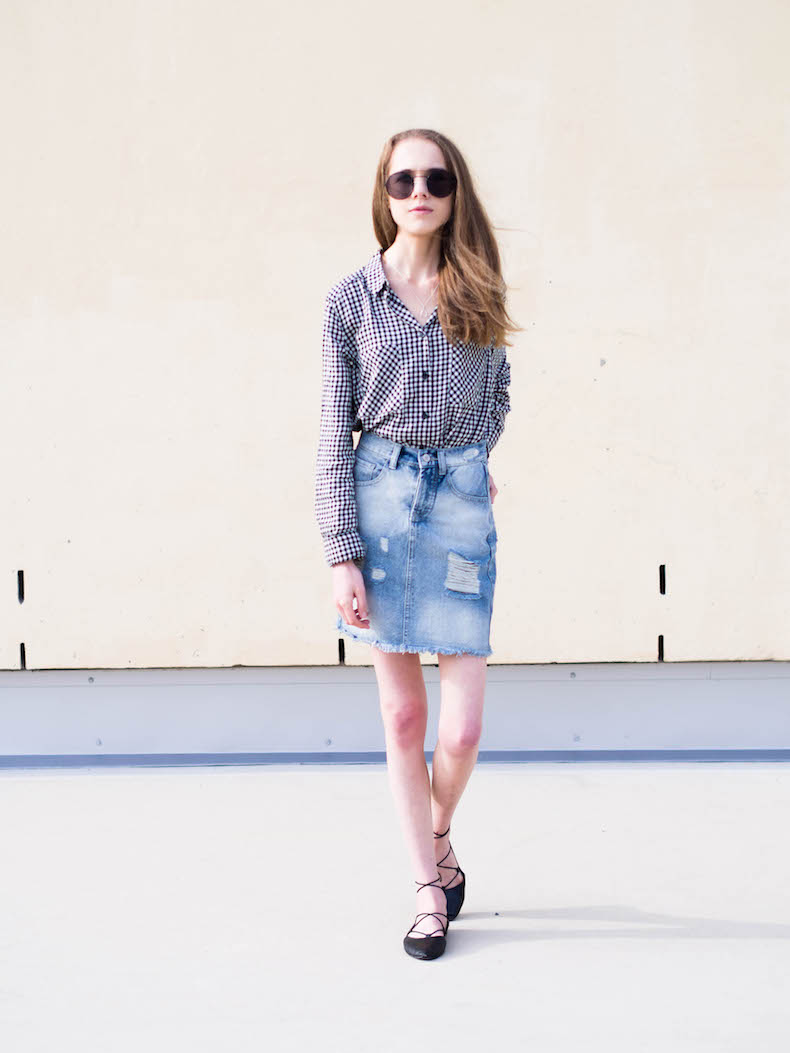 denim-skirt-outfit