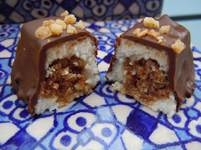 Praline végétalienne au beurre de coco, dattes et amandes