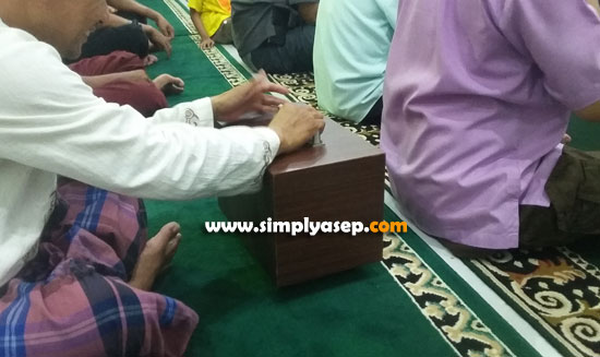 KOTAK AMAL : Bersedekah tidak akan dilhat nominalnya. Berapa pun dan dalam bentuk apa pun Sodaqah anda tergantung pada niat dan keikhlasan kamu semuanya. Allah SWT yang akan menentukannya. Foto Asep Haryono KOTAK AMAL : Bersedekah tidak akan dilhat nominalnya. Berapa pun dan dalam bentuk apa pun Sodaqah anda tergantung pada niat dan keikhlasan kamu semuanya. Allah SWT yang akan menentukannya. Foto Asep Haryono