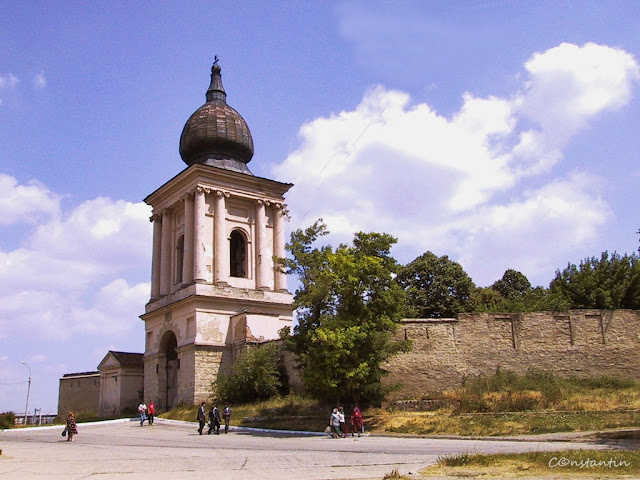 Mãnãstirea Frumoasa - Turnul-clopotniţă de la intrare - blog Foto-Ideea