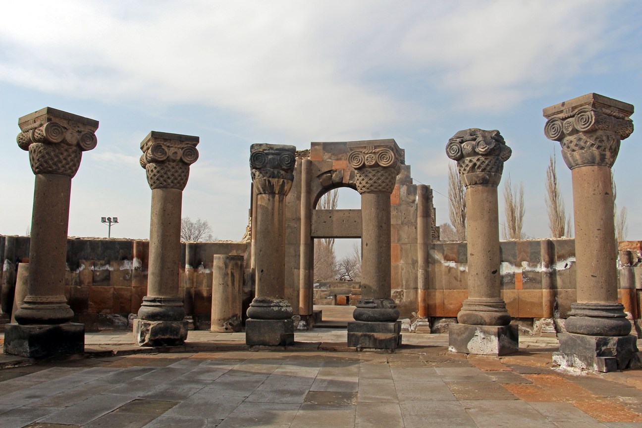 Где находится звартноц. Звартноц Ереван руины. Руины храма Звартноц. Руины храма Звартноц в Армении. Zvartnoc Cathedral.