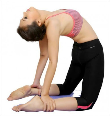 5 động tác Yoga giúp bạn có một thân hình dẻo dai Tu-the-con-lac-da-b