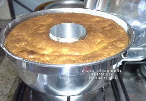 Bolo de laranja assado na boca do fogão