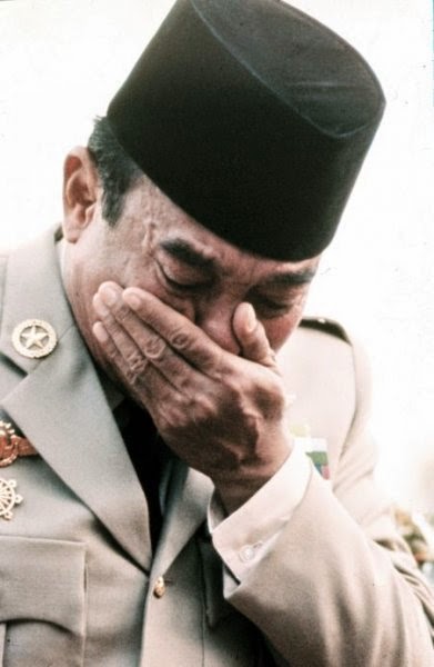 Indonesia Zaman Doeloe: Soekarno, mengunjungi makam para perwira korban