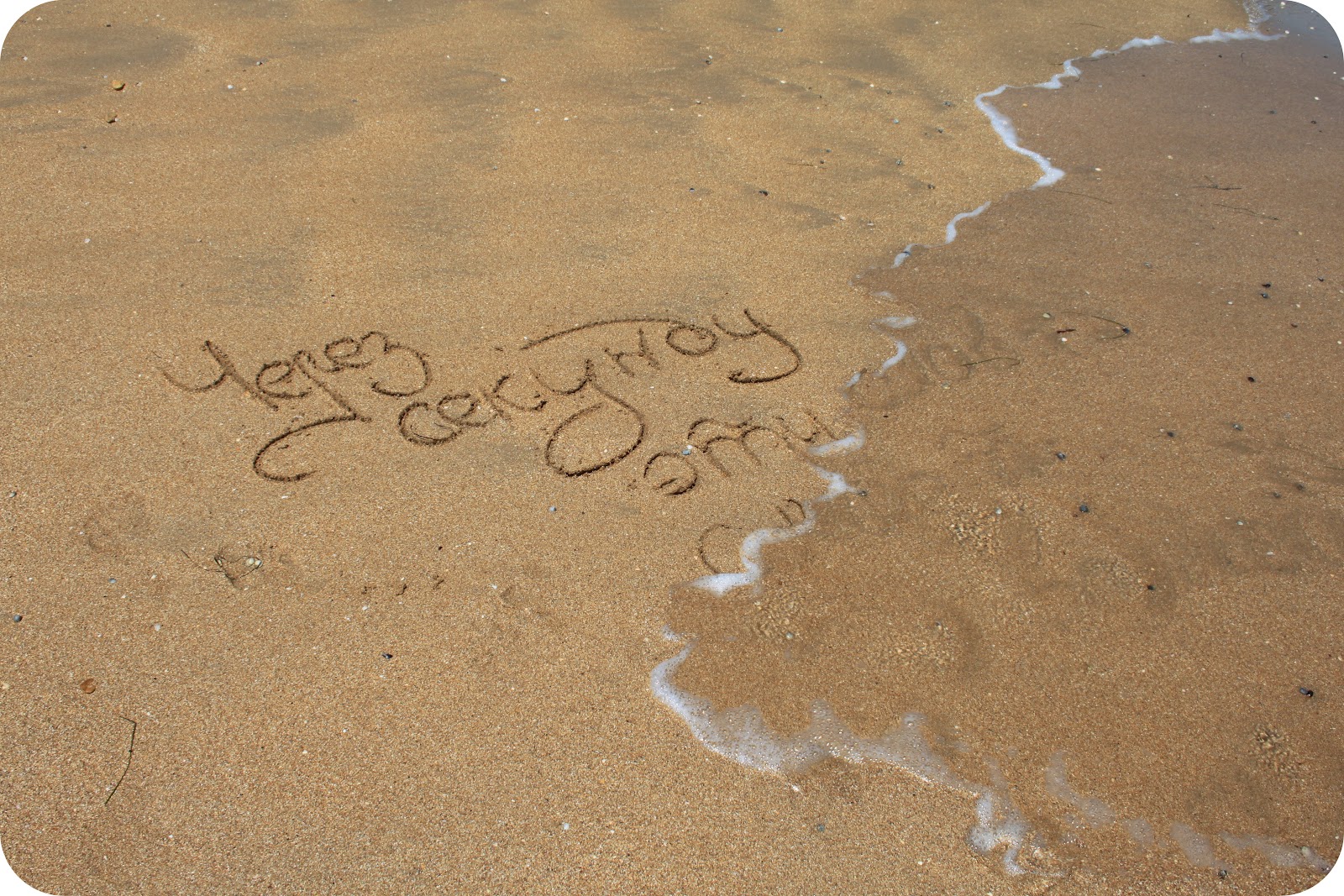 Заметить ш. Надпись на песке. Надпись на песке на море. Надпись на песке люблю. Романтические надписи на песке.