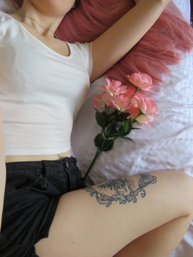 Uma moldura de arvore de uma cor-de-rosa-deusa de cabelos