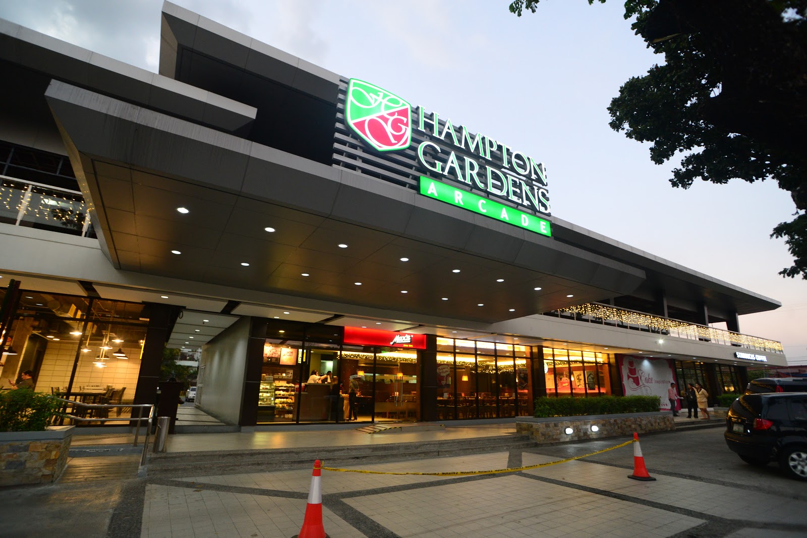 HAMPTON GARDENS ARCADE Different Restaurants and Cafes in One Place