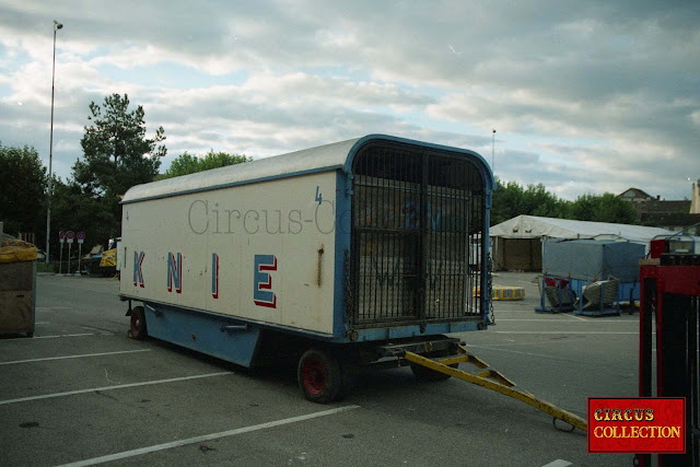 roulotte pour agrandir les cages et étant utilisée pour le transport du matériel