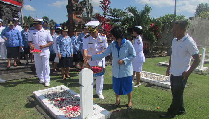 Danlanal Denpasar Pimpin Tabur Bunga di TMP Pancaka Tirta