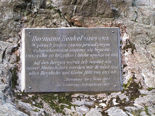 Tablica upamiętniająca Hermanna Henkel na Niedźwiedziej Skale.