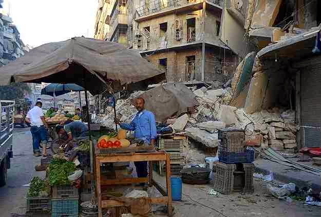 البراميل بشار المتفجرة تقضي على المظاهر الرمضانية في أسواق حلب -