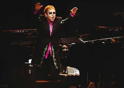 Elton John Foto de Elton John de pie en concierto