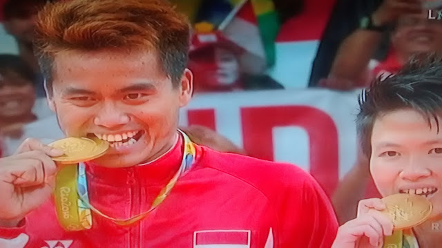 Tontowi Ahmad dan Liliyana Natsir Menggigit Medali Ema Tontowi Ahmad dan Liliyana Natsir Menggigit Medali Ema